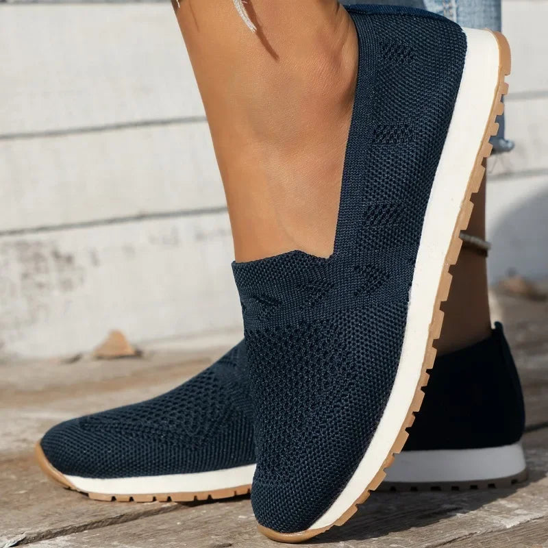 Lichte, ademende dames loafers, slip-on, gebreid bovenwerk. Verkrijgbaar in apricot, zwart, hemelsblauw, marineblauw.