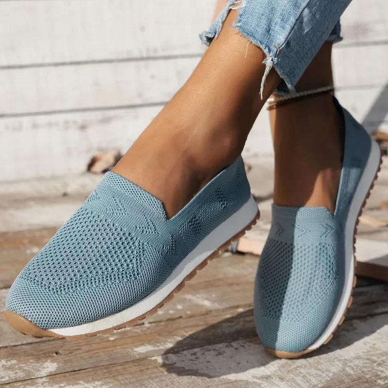 Lichte, ademende dames loafers, slip-on, gebreid bovenwerk. Verkrijgbaar in apricot, zwart, hemelsblauw, marineblauw.