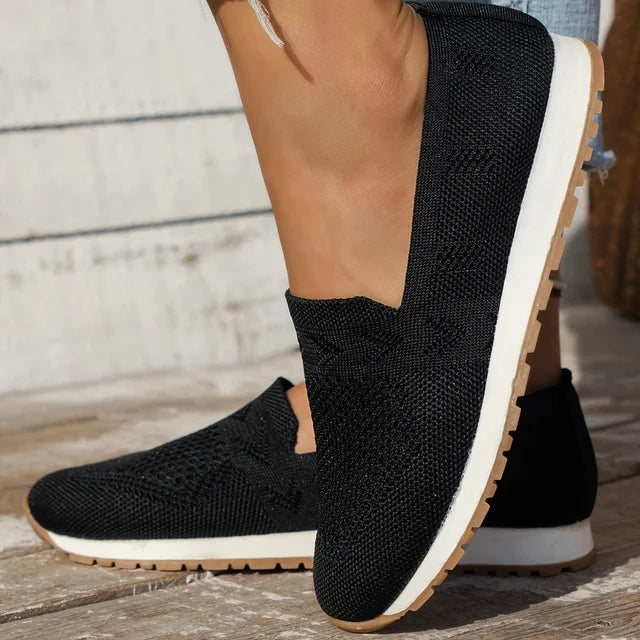 Lichte, ademende dames loafers, slip-on, gebreid bovenwerk. Verkrijgbaar in apricot, zwart, hemelsblauw, marineblauw.