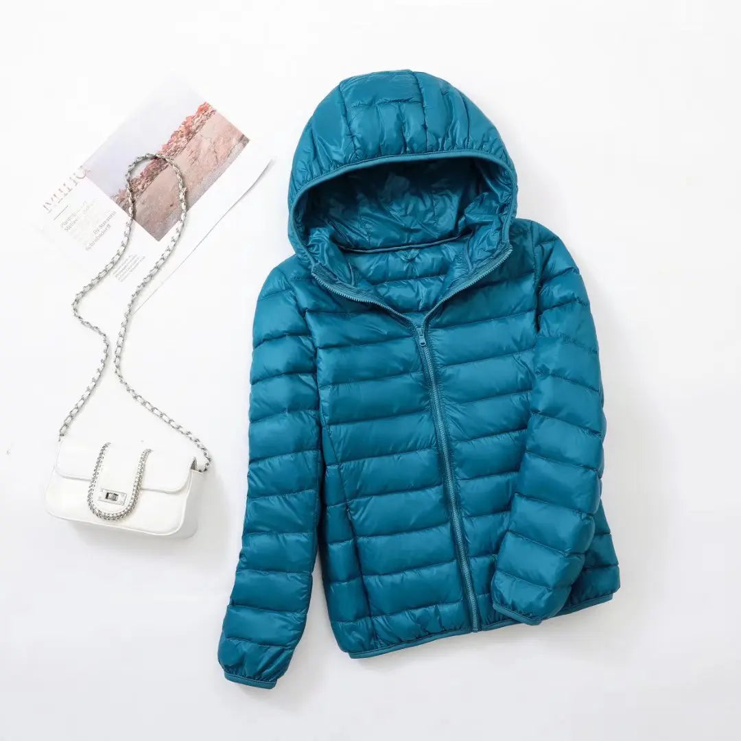 "Lichte donsjas dames met warme 80% eendendons vulling en capuchon, perfect voor herfst en winter, stijlvol ontworpen."