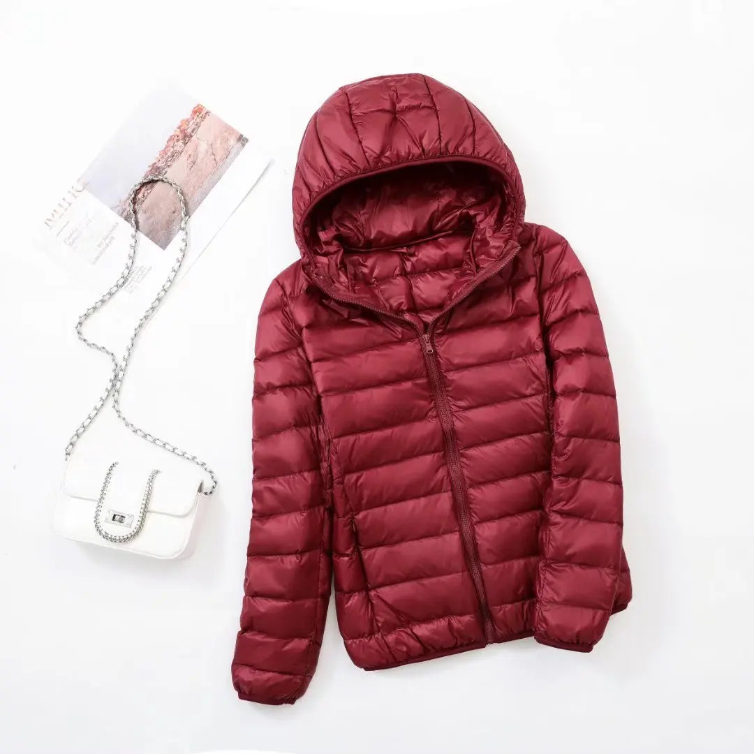 "Lichte donsjas dames met warme 80% eendendons vulling en capuchon, perfect voor herfst en winter, stijlvol ontworpen."