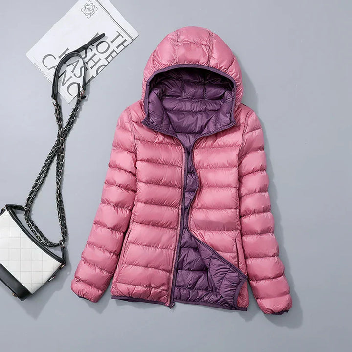 "Lichte donsjas dames met warme 80% eendendons vulling en capuchon, perfect voor herfst en winter, stijlvol ontworpen."