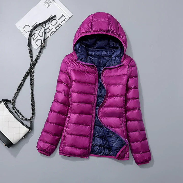 "Lichte donsjas dames met warme 80% eendendons vulling en capuchon, perfect voor herfst en winter, stijlvol ontworpen."