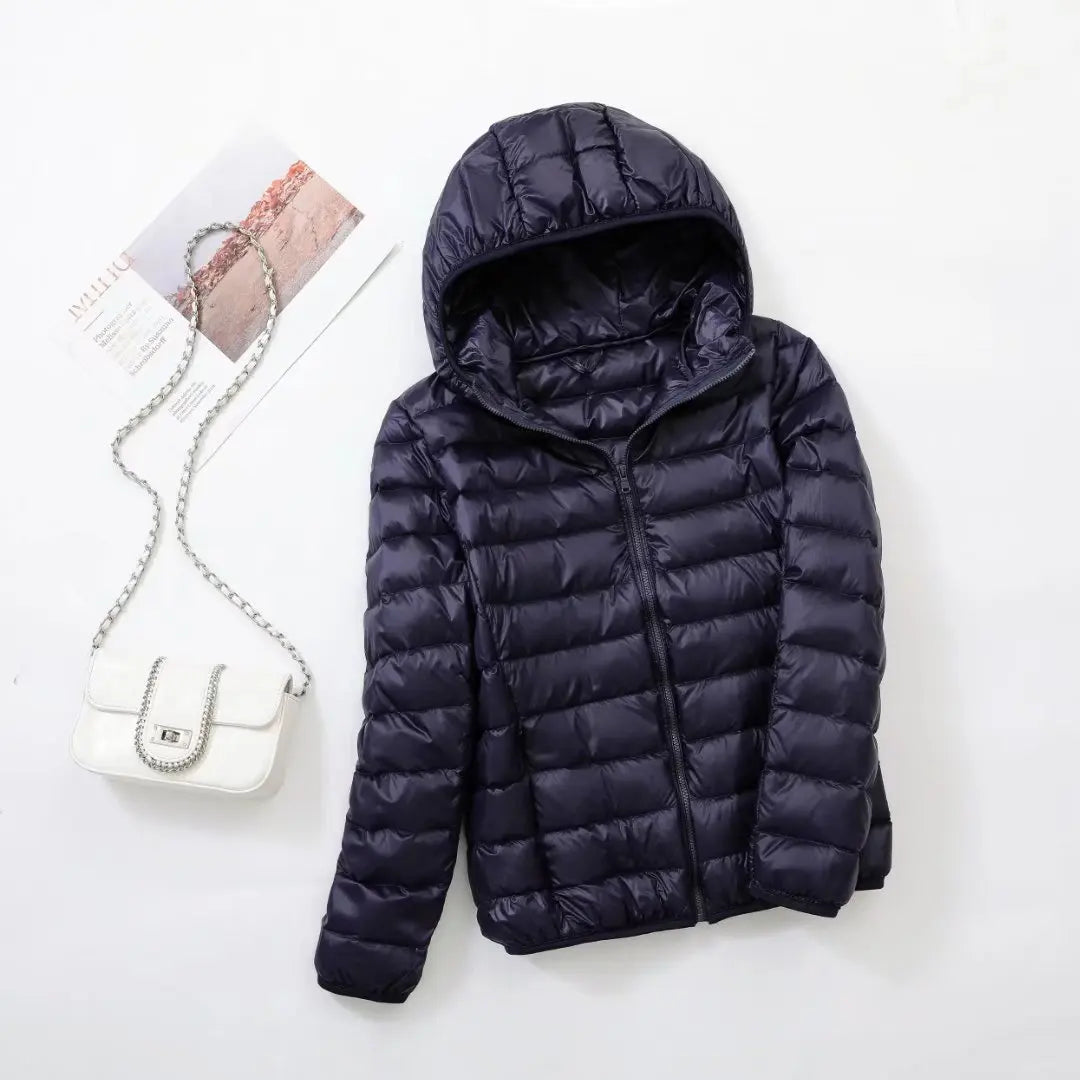 "Lichte donsjas dames met warme 80% eendendons vulling en capuchon, perfect voor herfst en winter, stijlvol ontworpen."