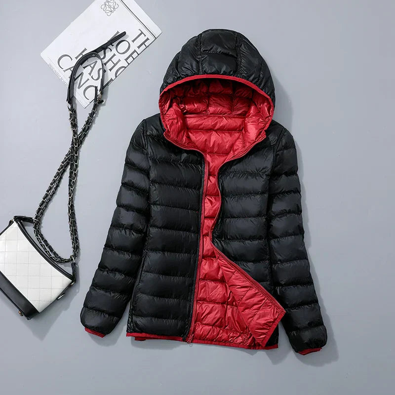 "Lichte donsjas dames met warme 80% eendendons vulling en capuchon, perfect voor herfst en winter, stijlvol ontworpen."