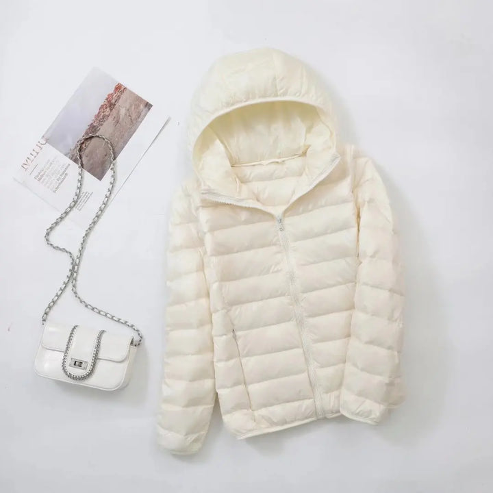 "Lichte donsjas dames met warme 80% eendendons vulling en capuchon, perfect voor herfst en winter, stijlvol ontworpen."