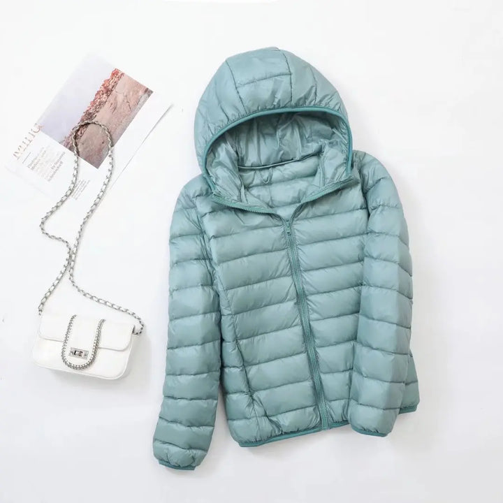 "Lichte donsjas dames met warme 80% eendendons vulling en capuchon, perfect voor herfst en winter, stijlvol ontworpen."