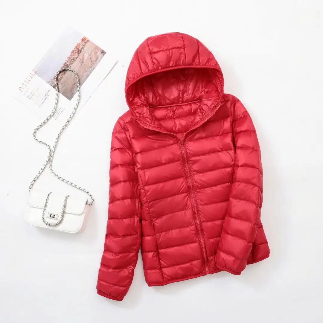 "Lichte donsjas dames met warme 80% eendendons vulling en capuchon, perfect voor herfst en winter, stijlvol ontworpen."