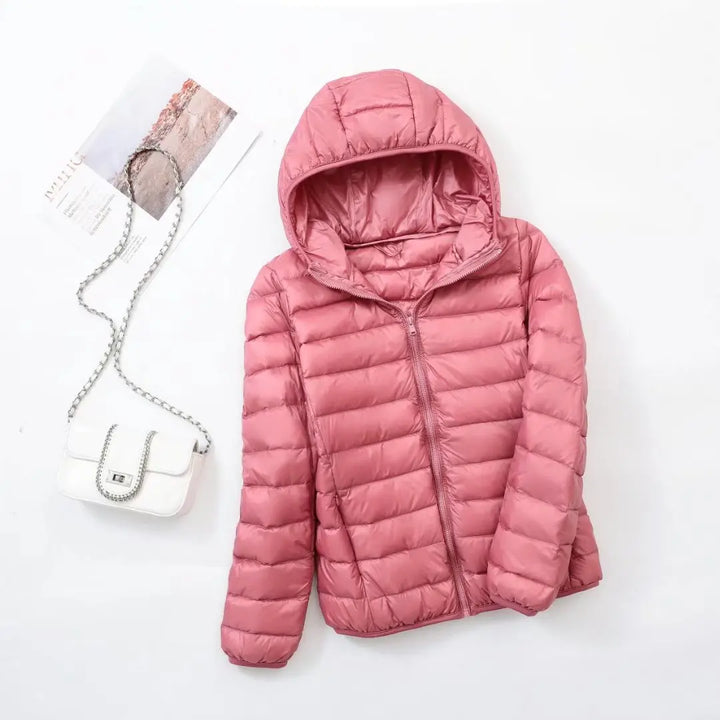 "Lichte donsjas dames met warme 80% eendendons vulling en capuchon, perfect voor herfst en winter, stijlvol ontworpen."