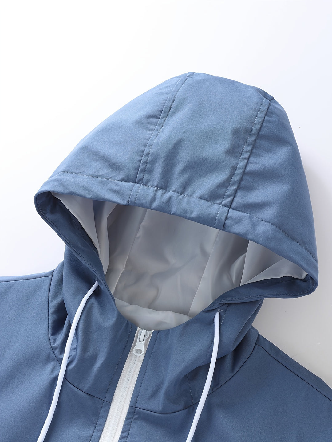 Lichtgewicht heren trainingspak met comfortabele capuchon en broek, perfect als ademende sport- of loungewear.