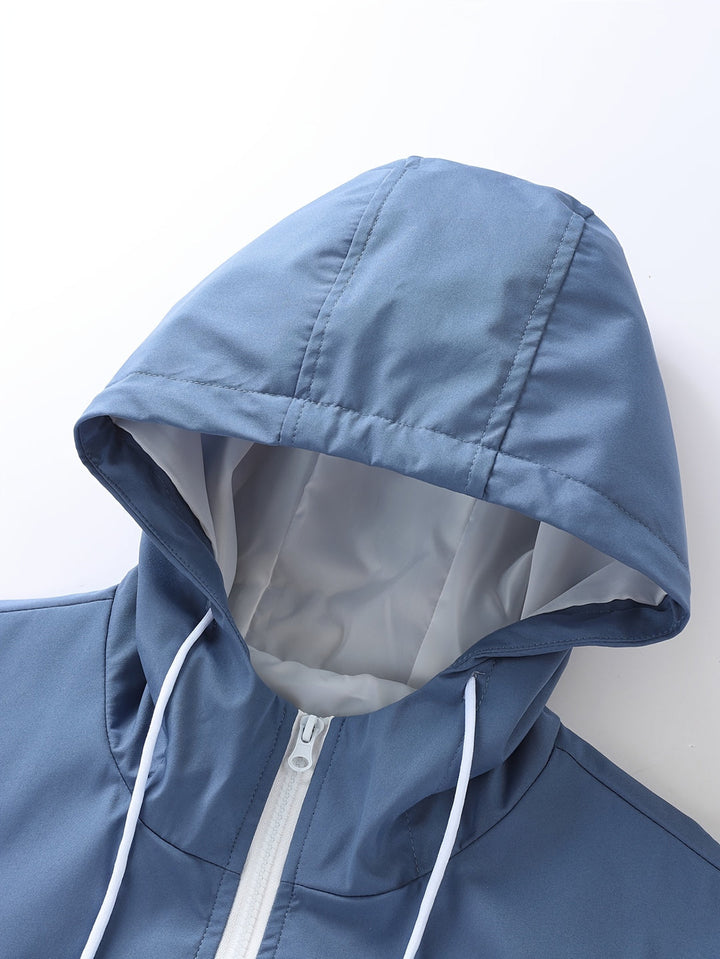 Lichtgewicht heren trainingspak met comfortabele capuchon en broek, perfect als ademende sport- of loungewear.