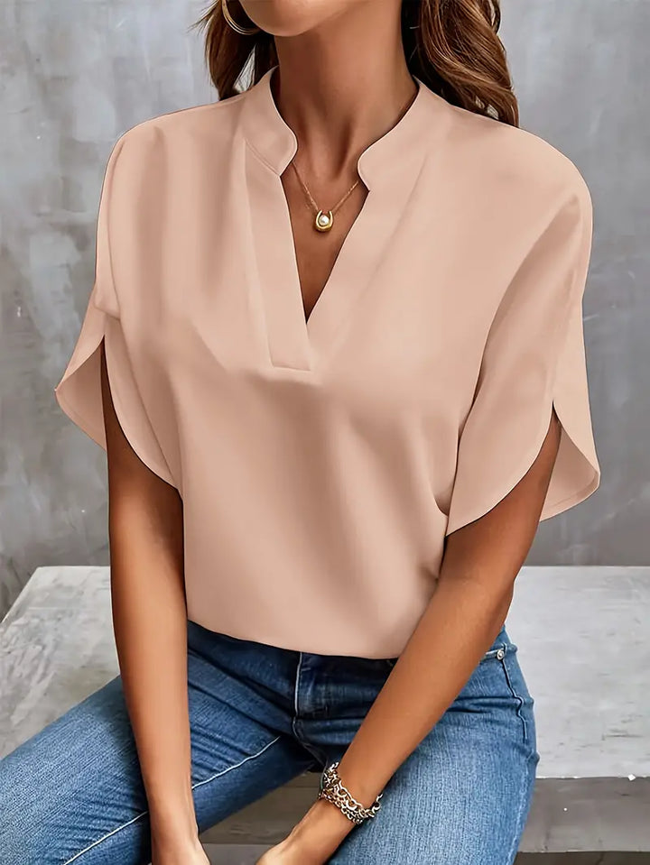 Detail van de ademende stof van de lichtgewicht damesblouse.