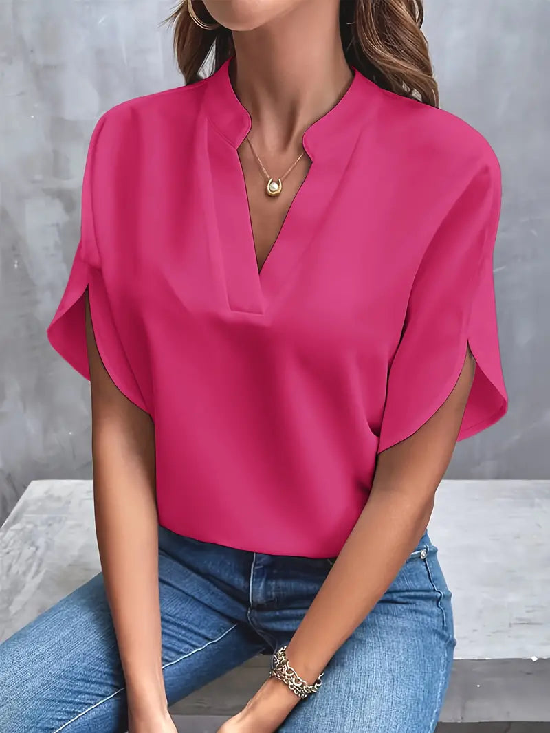 Model draagt de lichtgewicht damesblouse in het zwart, gecombineerd met jeans.