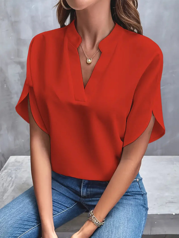 Stijlvolle combinatie van de lichtgewicht damesblouse met een rok.