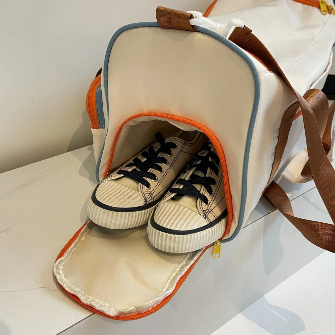 Stijlvolle lichtgewicht duffeltas van duurzaam nylon met moderne kleurblokken, perfect voor weekendtrips.