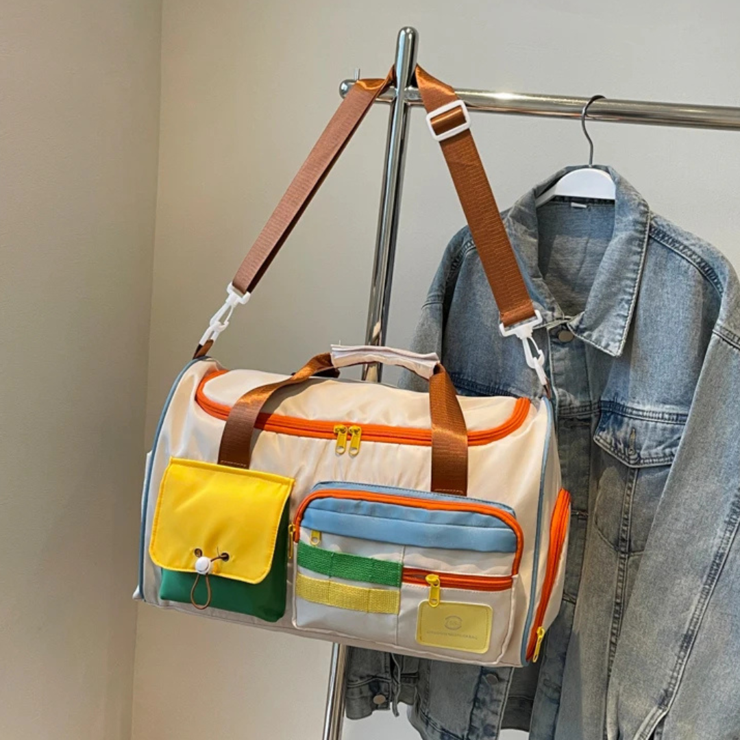 Detail van de FlexaBag duffeltas met kleurblokken, toont ritsen en handvatten, lichtgewicht nylon.