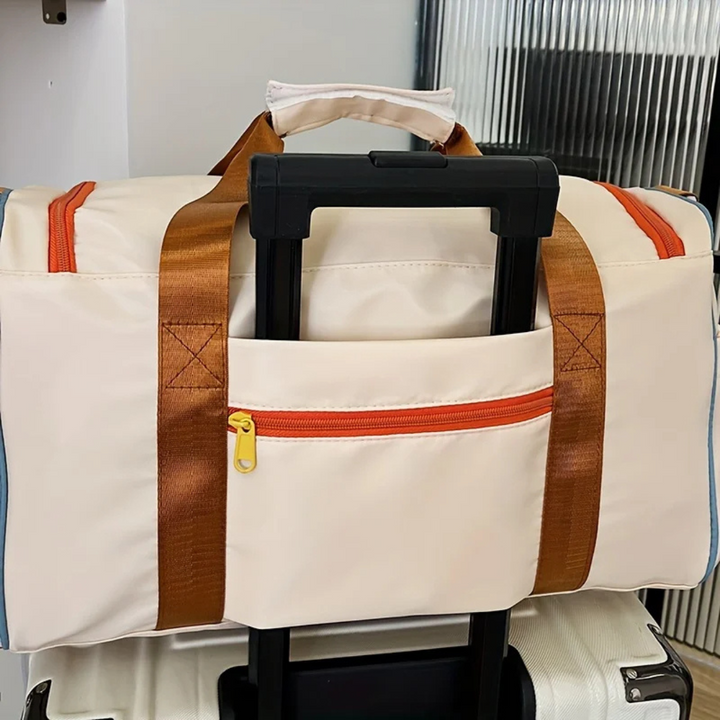 Ruime en duurzame FlexaBag duffeltas van lichtgewicht nylon met stijlvolle kleurblokken, perfect voor elk avontuur.