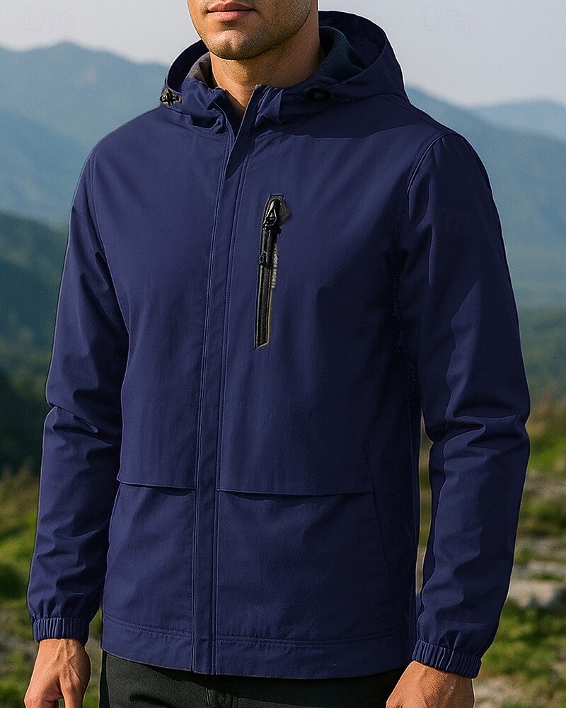 Man draagt lichtgewicht windjack met capuchon; een ademend sportjas voor actieve kleding en wandelen.