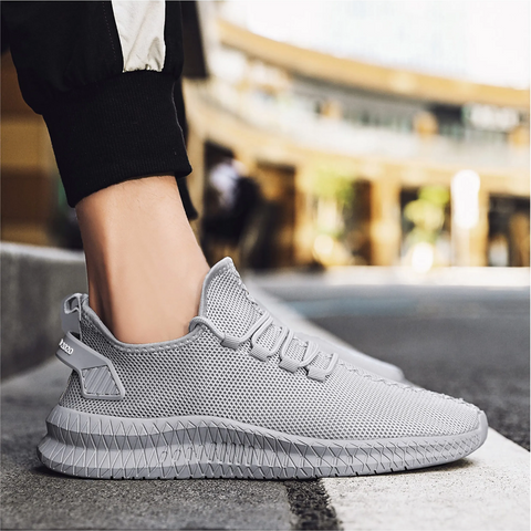 Man die comfortabel loopt in zijn nieuwe orthopedische schoenen.