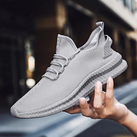 Lichtgewicht bruine heren orthopedische schoenen met ademend mesh, ideaal voor dagelijks comfort.