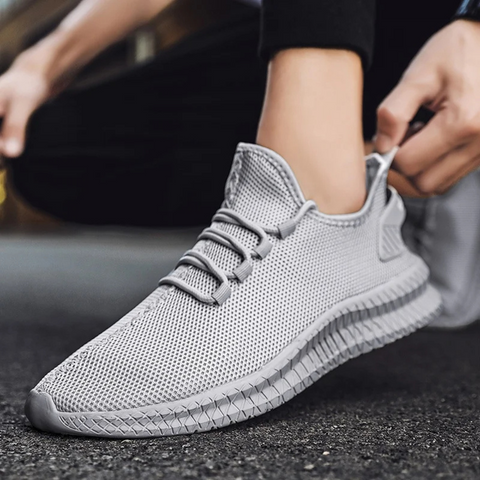 Lichtgewicht zwarte heren orthopedische schoenen met ademend mesh, ideaal voor dagelijks comfort.