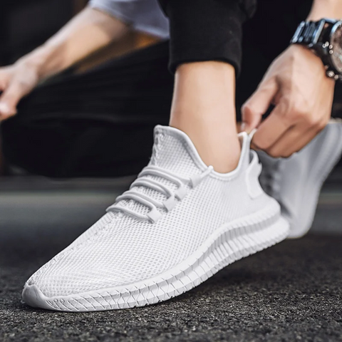 Dames die comfortabele en ondersteunende schoenen dragen.