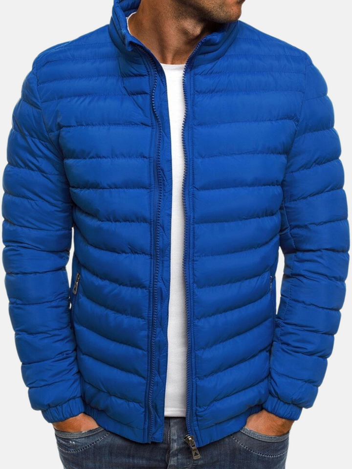 Modern gewatteerd herenjack, lichtgewicht en slim fit, een veelzijdige en stijlvolle buitenkleding optie.