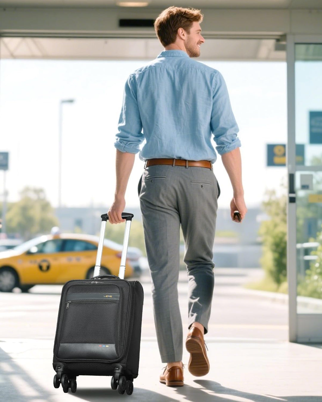 Zwarte softside uitbreidbare handbagage koffer op wieltjes, perfect voor extra bagage.