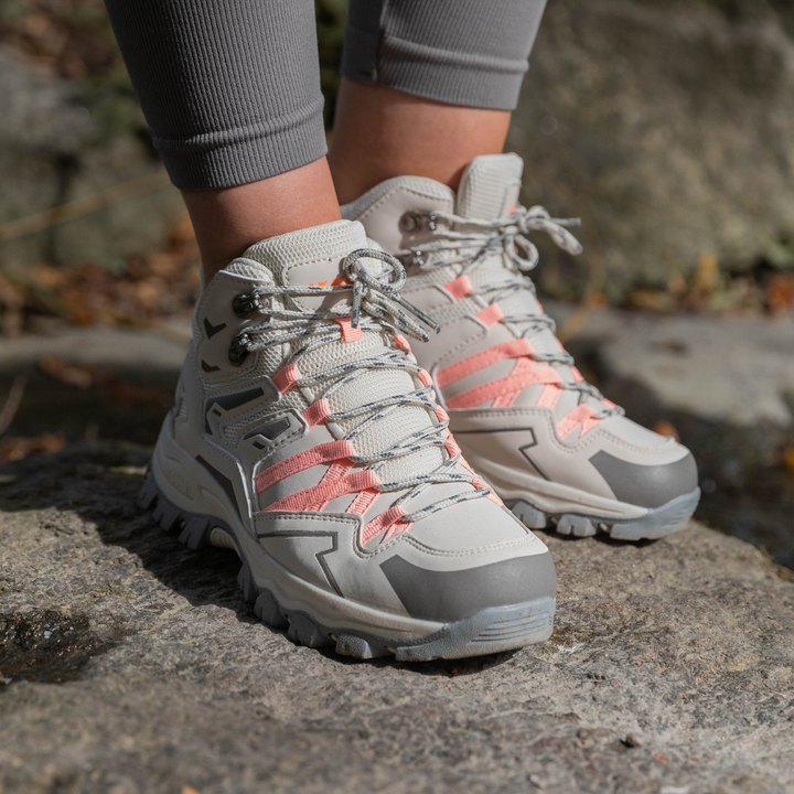 Dames lichtgewicht wandelschoenen, stijlvol en robuust, geschikt voor avontuurlijke wandelingen in diverse terreinen.