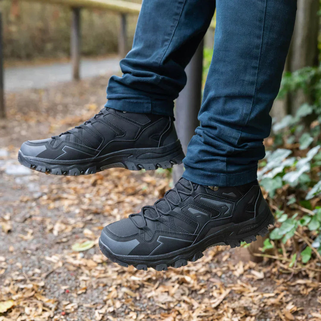 Dames lichtgewicht wandelschoenen, stijlvol en robuust, geschikt voor avontuurlijke wandelingen in diverse terreinen.