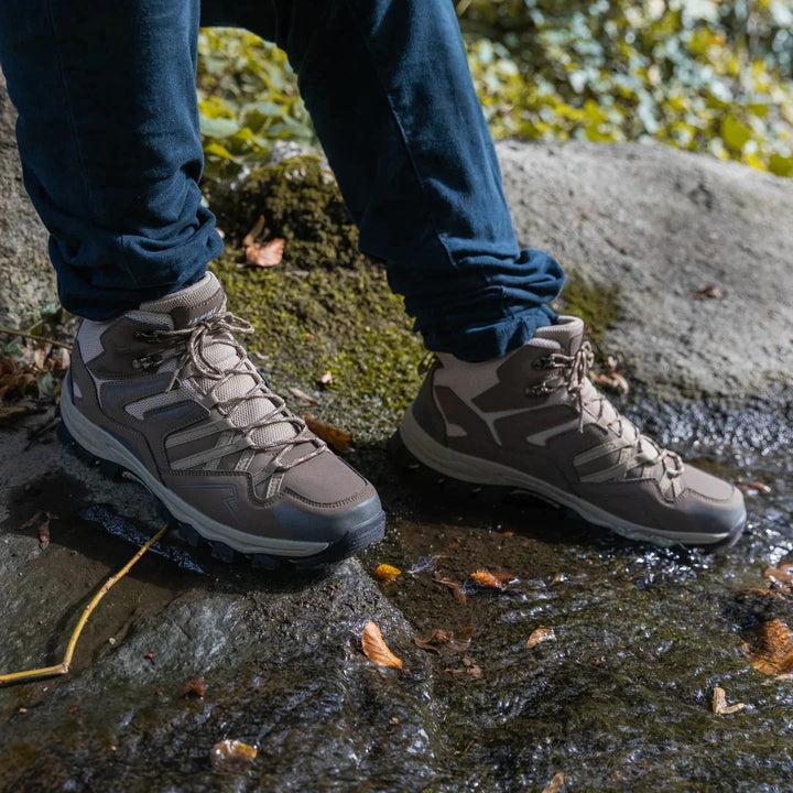 Dames lichtgewicht wandelschoenen, stijlvol en robuust, geschikt voor avontuurlijke wandelingen in diverse terreinen.