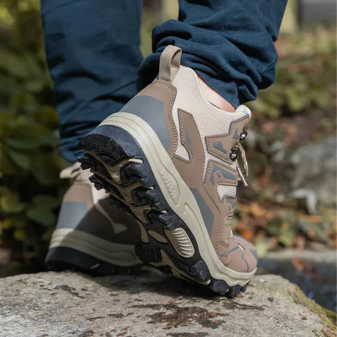 Dames lichtgewicht wandelschoenen, stijlvol en robuust, geschikt voor avontuurlijke wandelingen in diverse terreinen.