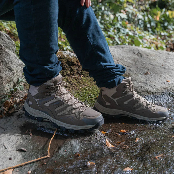 Dames lichtgewicht wandelschoenen, stijlvol en robuust, geschikt voor avontuurlijke wandelingen in diverse terreinen.