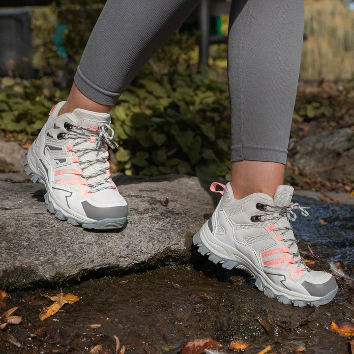 Dames lichtgewicht wandelschoenen, stijlvol en robuust, geschikt voor avontuurlijke wandelingen in diverse terreinen.