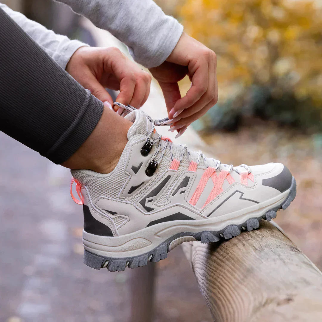 Dames lichtgewicht wandelschoenen, stijlvol en robuust, geschikt voor avontuurlijke wandelingen in diverse terreinen.