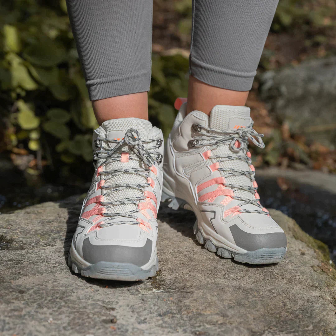 Dames lichtgewicht wandelschoenen, stijlvol en robuust, geschikt voor avontuurlijke wandelingen in diverse terreinen.