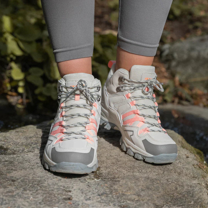 Dames lichtgewicht wandelschoenen, stijlvol en robuust, geschikt voor avontuurlijke wandelingen in diverse terreinen.