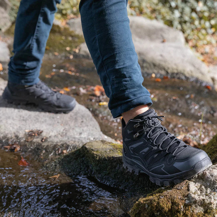 Dames lichtgewicht wandelschoenen, stijlvol en robuust, geschikt voor avontuurlijke wandelingen in diverse terreinen.