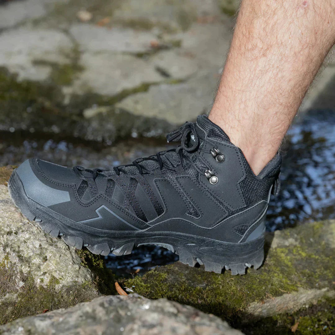 Dames lichtgewicht wandelschoenen, stijlvol en robuust, geschikt voor avontuurlijke wandelingen in diverse terreinen.