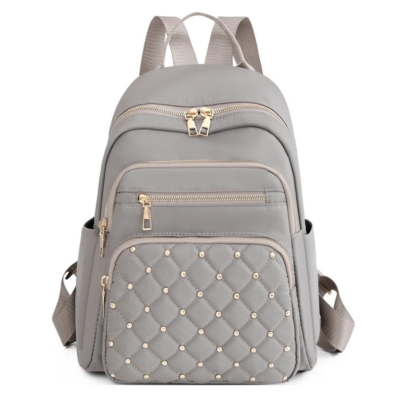 Khaki waterdichte dagrugzak voor dames, perfect als schooltas of reistas van lichtgewicht nylon.
