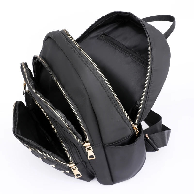 Zwarte lichtgewicht nylon dames rugzak, waterdicht met praktische organiser voor school en werk.