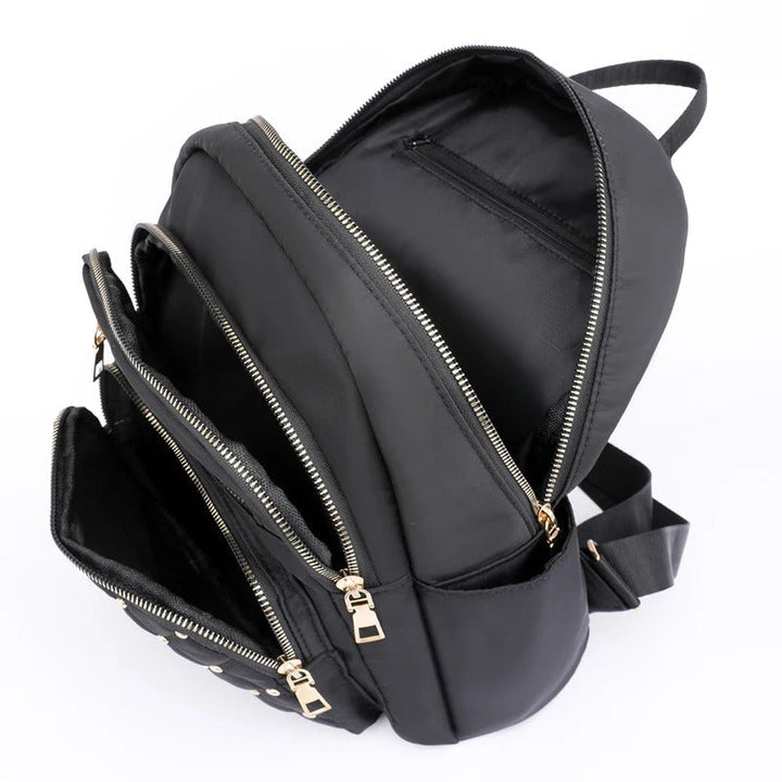 Zwarte lichtgewicht nylon dames rugzak, waterdicht met praktische organiser voor school en werk.