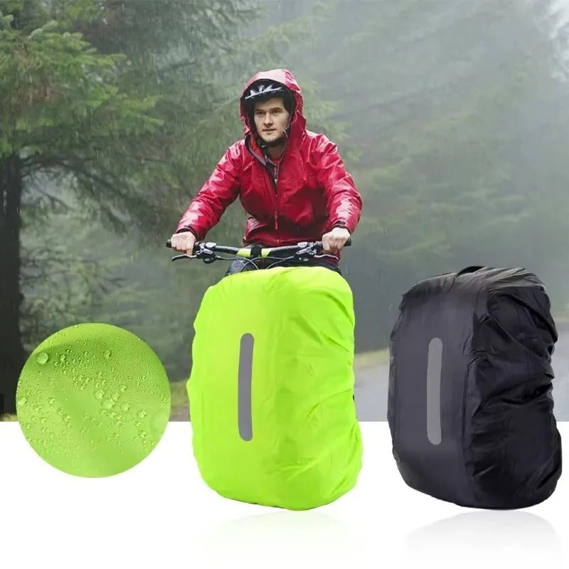 Duurzame waterdichte rugzakhoes, beschermt inhoud tegen regen, modder en vuil tijdens outdoor activiteiten.