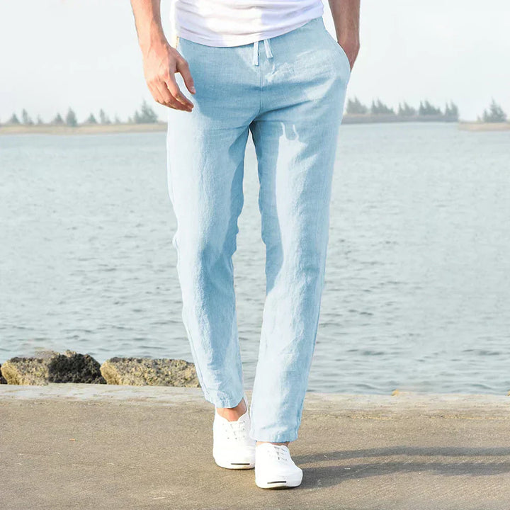 "Lichtgrijze zomerse linnen broek heren, ademend, eigentijdse snit, perfect voor warme dagen en stijlvolle gelegenheden."