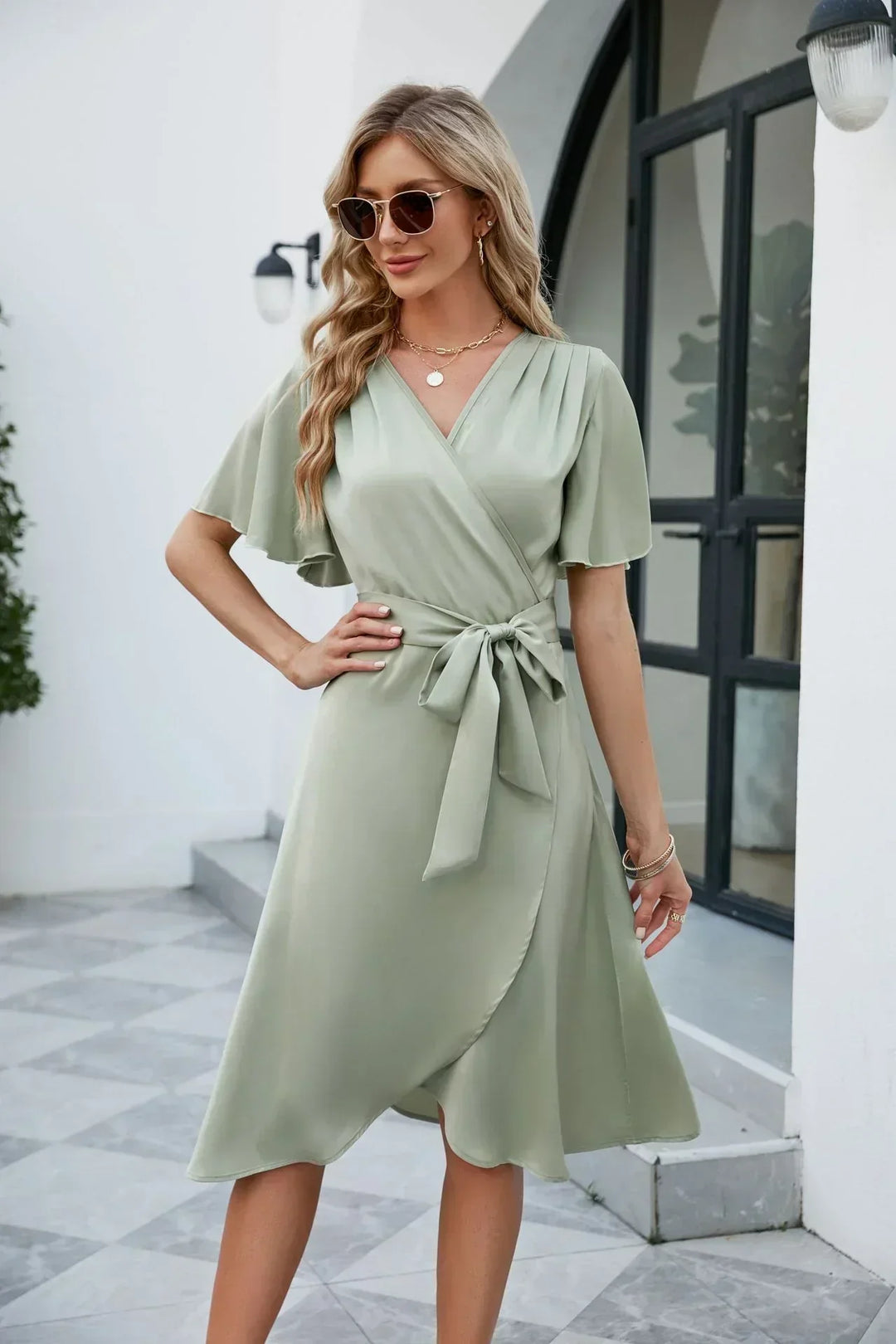 Lichtgroene dames wikkeljurk met korte mouwen, elegant en comfortabel voor de zomer. Casual V-hals.