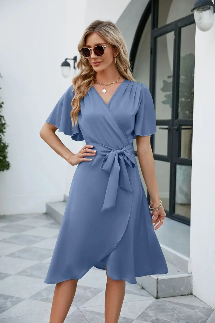 Grijsblauwe comfortabele wikkeljurk voor dames met korte mouwen, een veelzijdige en casual zomerjurk.