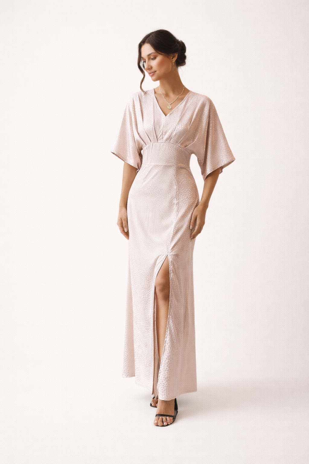 Lichtroze dames maxi jurk met korte mouwen en elegante zijsplit. Comfortabele zomerjurk met losse pasvorm.