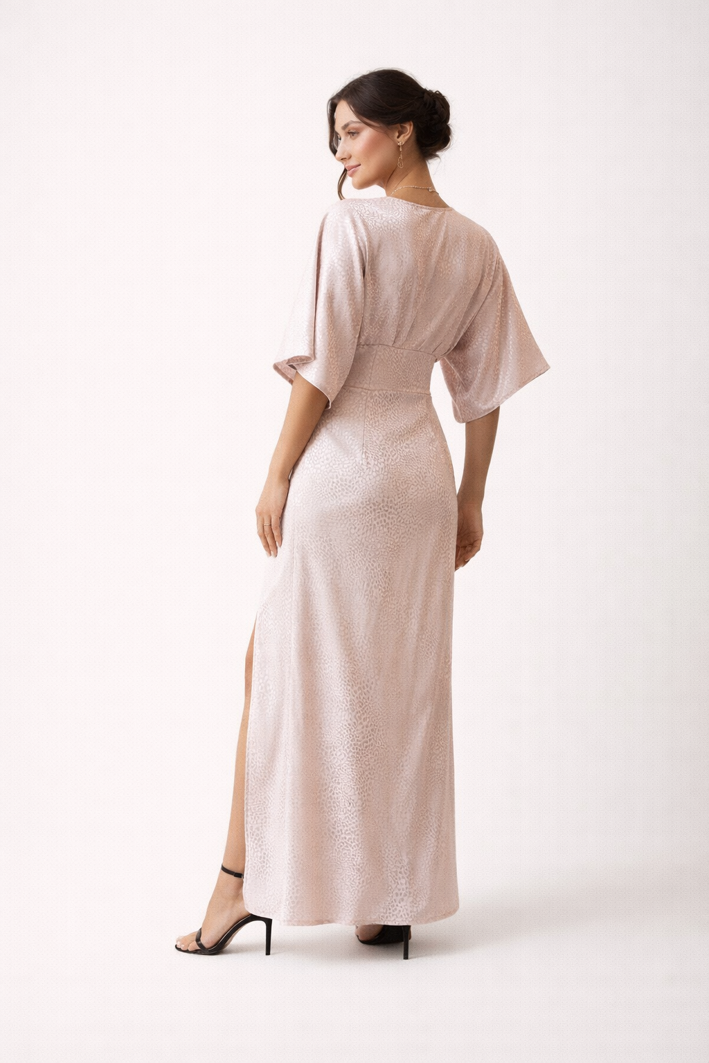 Casual lichtroze maxi jurk voor dames, met korte mouwen en een stijlvolle zijsplit. Ideaal voor de zomer.