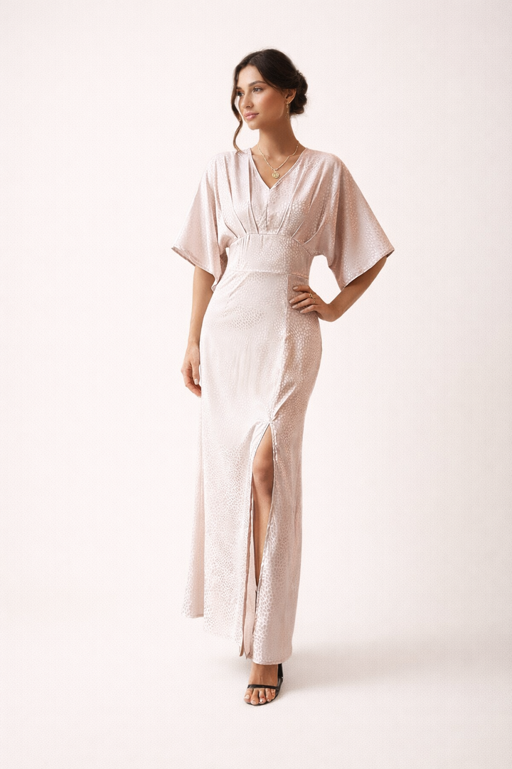 Elegante dames maxi jurk in lichtroze, met korte mouwen en comfortabele losse pasvorm. Trendy zomerjurk.