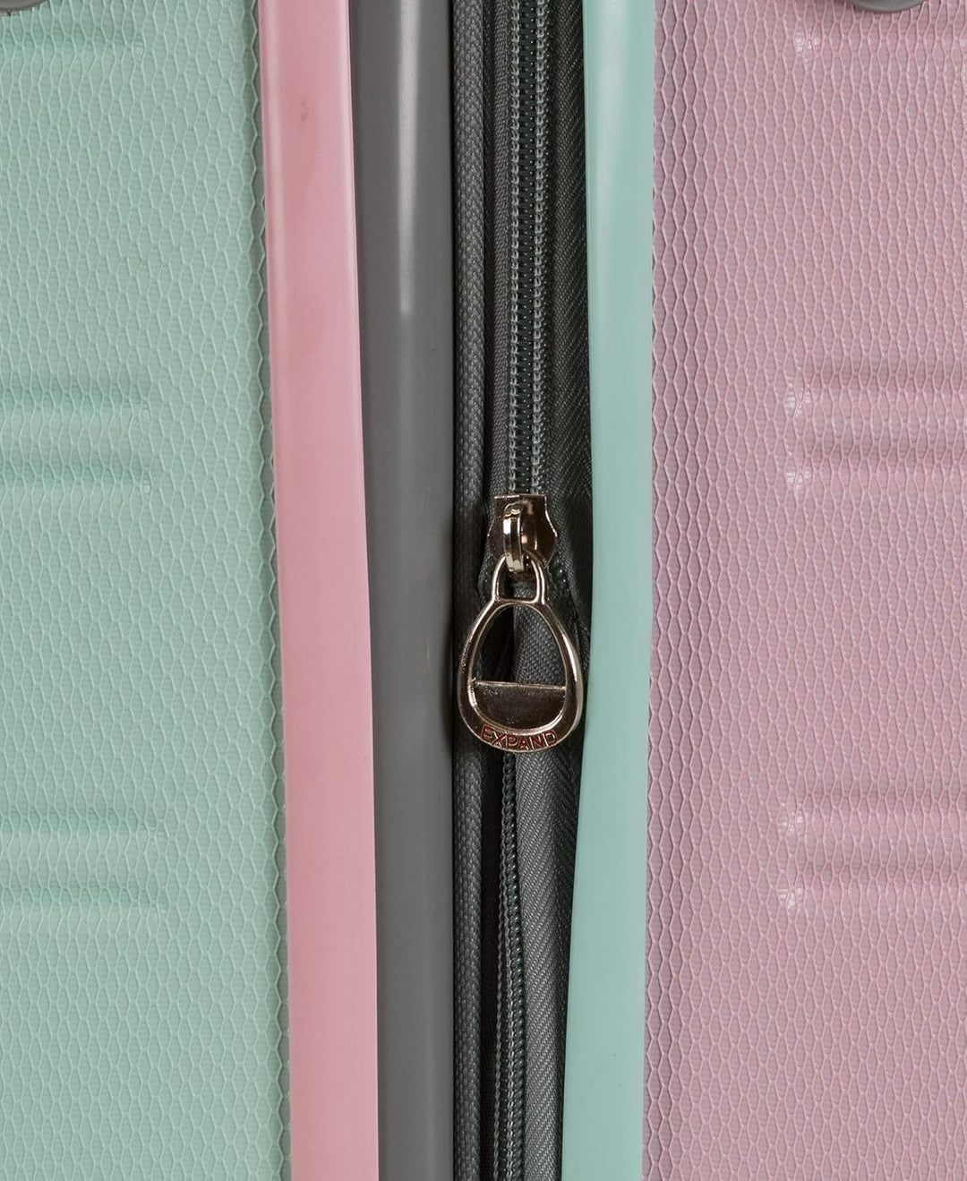Uitbreidbare handbagage koffer voor optimaal reisgemak, met spinnerwielen en duurzame harde schaal.